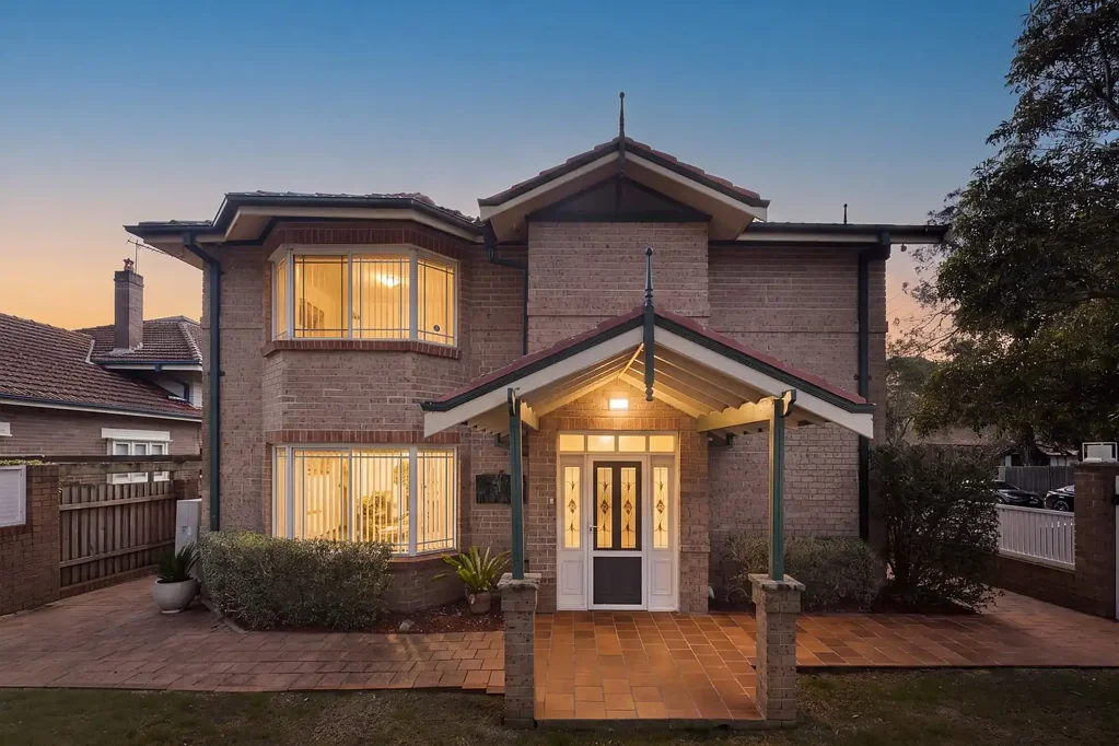 Strathfield 4 Bedroom Contemporary family living in a blue-ribbon setting