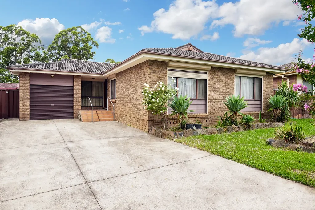 Quakers Hill 4房 宽敞地块552.9㎡ 四卧带主卧套 宽敞客厅 功能厨房 后院潜力大 便捷交通 学校公园近 A Family Home with huge potential in a great location