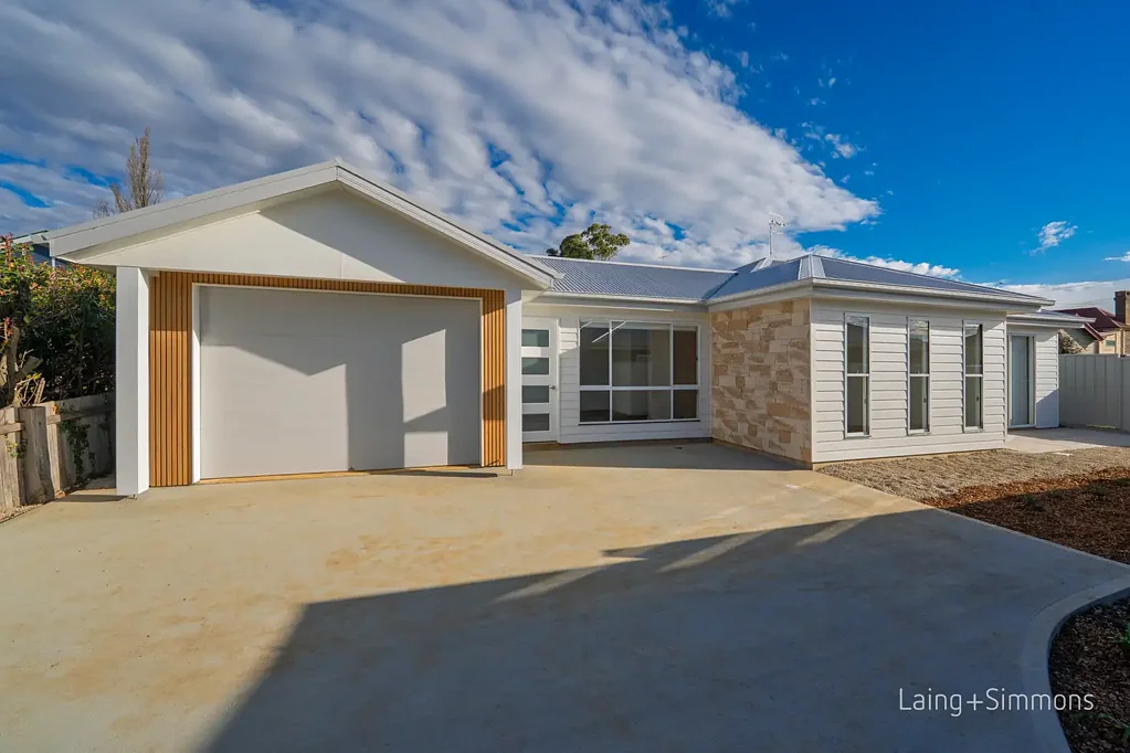 Modern 3-Bed, 2-Bath Unit with Spacious Garage in Quiet Armidale Location