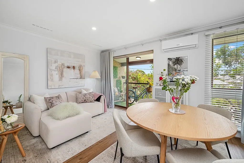 Doubleview 2Moenga Renovated, Private and Perfectly Positioned