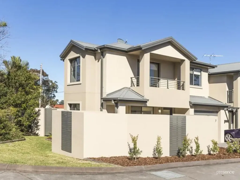 CONVENIENT, LOW MAINTENANCE TOWNHOUSE WITH AIR CONDITIONING