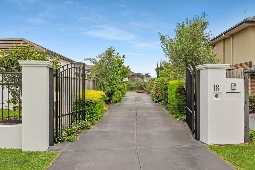 Mount Martha 3房 滨海Mt Martha位置 安全电动围栏 宽敞765㎡地块 三卧一书房 双起居区 超大车库带工作室 全天采光流动空间 BEACHSIDE SURPRISE