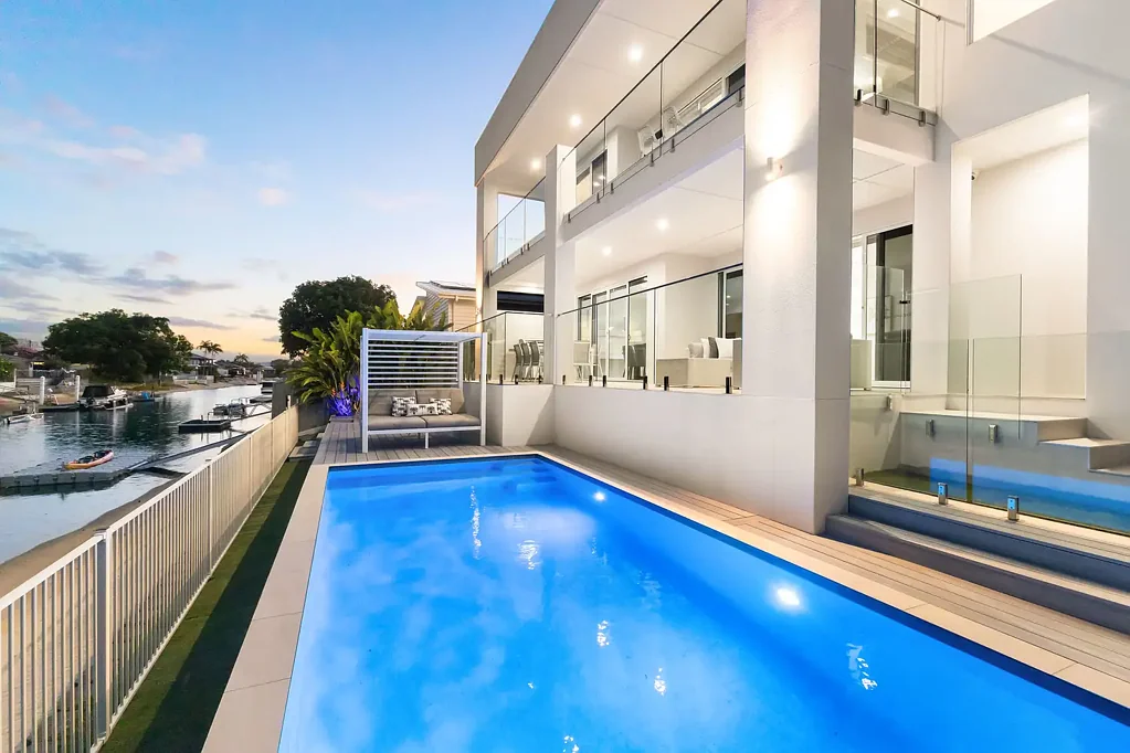 Broadbeach Waters 5部屋 East-Facing Waterfront Sanctuary Where Smart Luxury Meets Sweeping Skyline Views