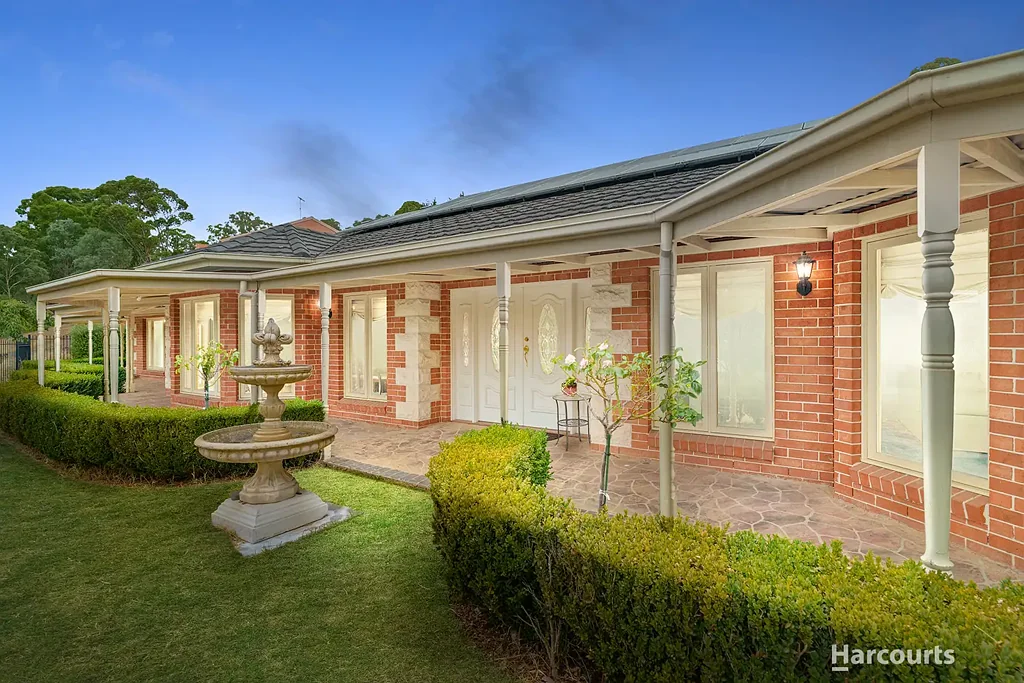 Warrandyte 5房 一英亩土地 私密安全 高品质生活 宏伟比例 度假村风格户外 设备齐全厨房 主卧套房 歇息泳池 现代舒适 安全感强 Grand Family Estate in a Prestigious Location