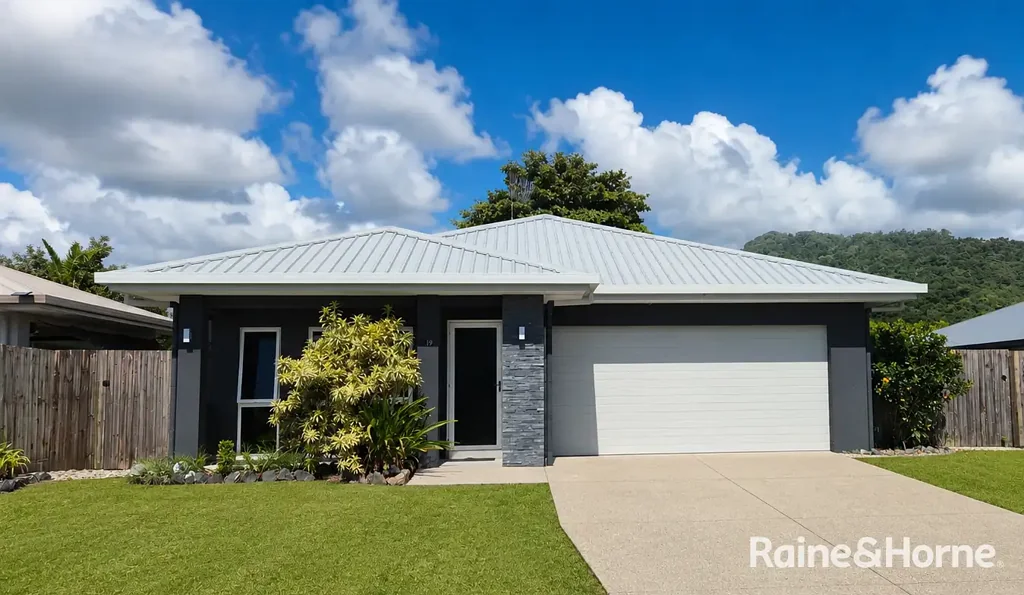 Cooya Beach 4Zimmer Tropical Family Living with Poolside Entertaining & Strong Investment Appeal