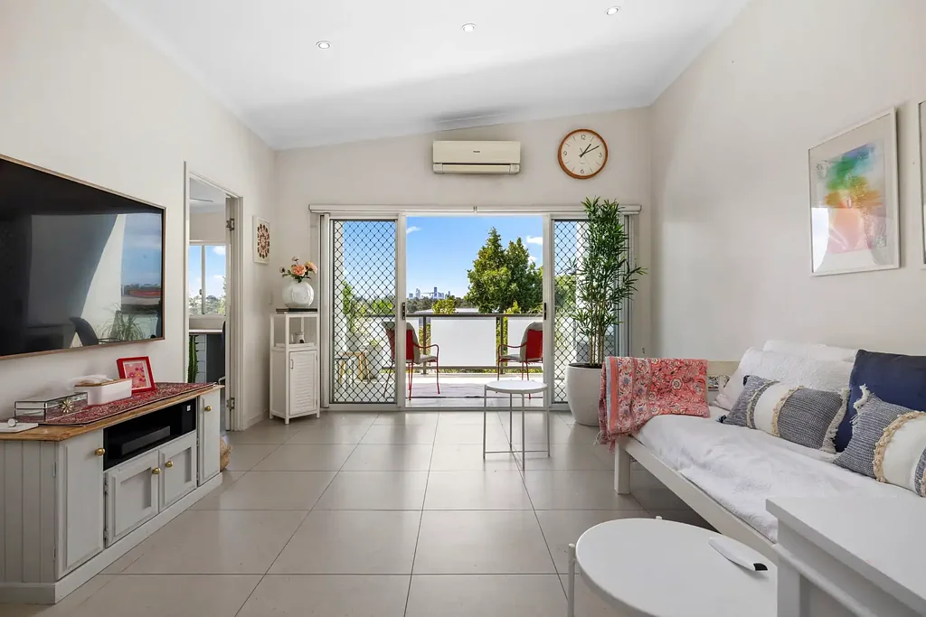 Spacious Apartment with City Views and Superb Convenience