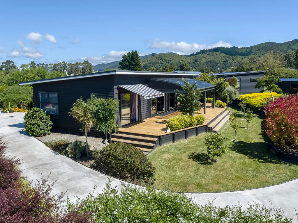 Featherston 3침실 Lush surrounds with low maintenance living