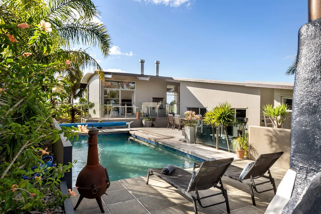 Beachlands 5 Bedroom DARE TO BE DIFFERENT!