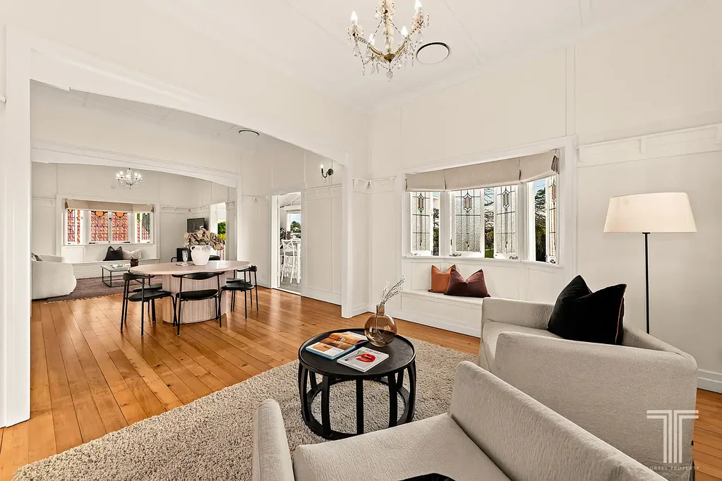 Coorparoo 5ਬੈੱਡਰੂਮ Restored Charm and Picturesque Family Living in Coveted Coorparoo