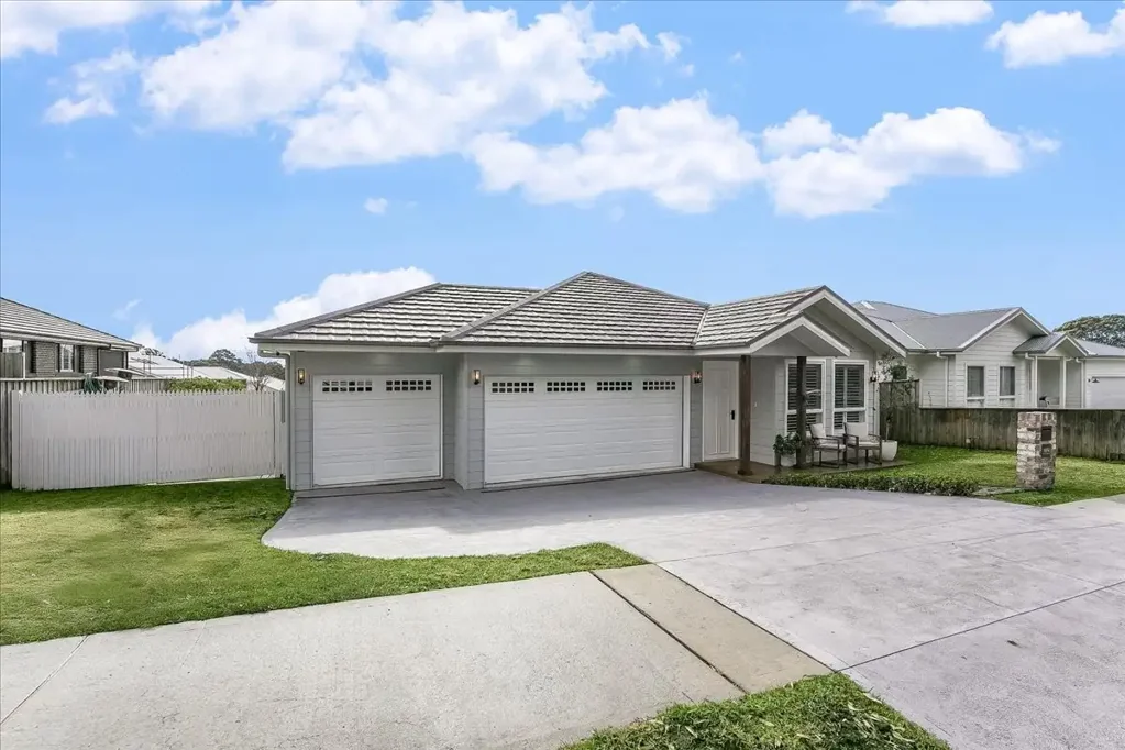 Oakdale 4 Bedroom FULLY  UPGRADED!