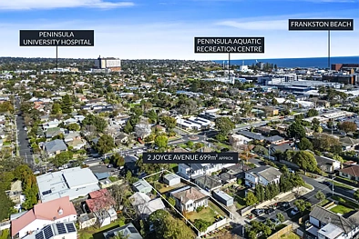 Frankston 2房 Frankston中心位置 699㎡显著地块 波罗的海松木地板 高挑天花板 壁炉客厅 巨大庭院 车库工作室 步行可达海滨与学校 Central Character over a Massive Block