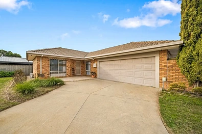 Shepparton 4कमरा Large Family Home - 4 Bedrooms / Lock Up Garage with Toilet + H & C Water