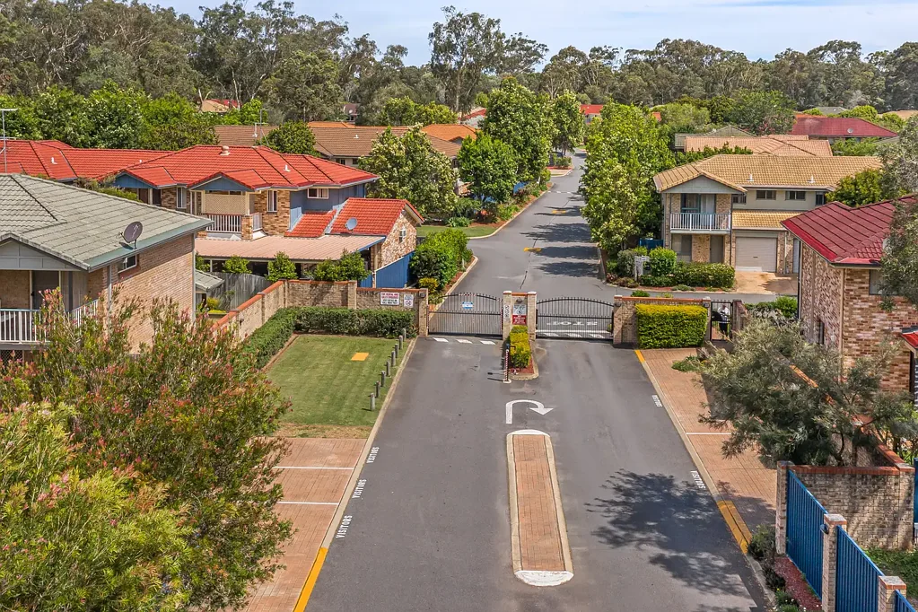 Victoria Point 3Moenga Very Rare Low Set Unit in Lovely Victoria Cove