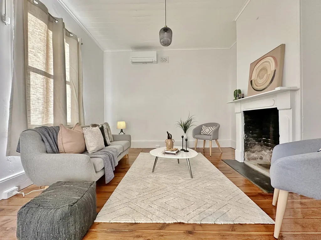 Young 2ਬੈੱਡਰੂਮ "Hillcrest" Country Cottage in The Heart of Town