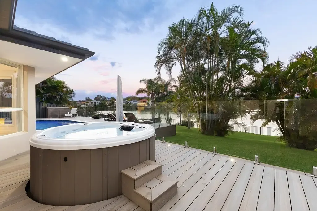 Robina 4Kwarto Sophisticated, Single-Level Lakeside Entertainer
