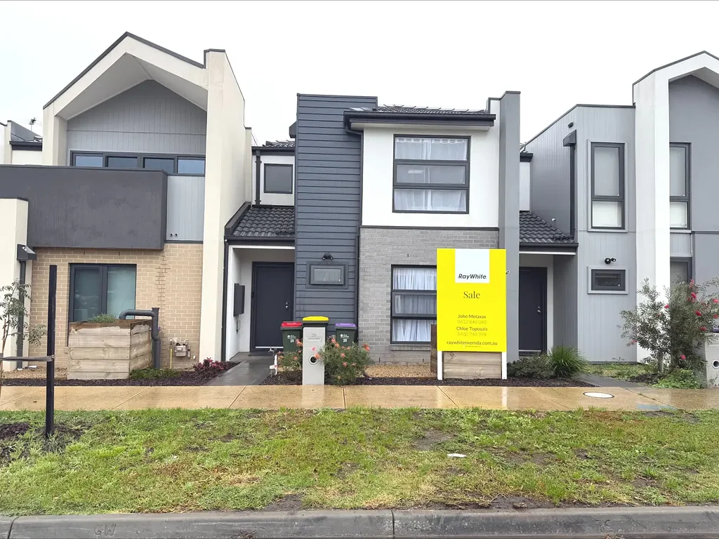 Mernda 3房  Stylish Near-New Townhouse - No Body Corporate Fees