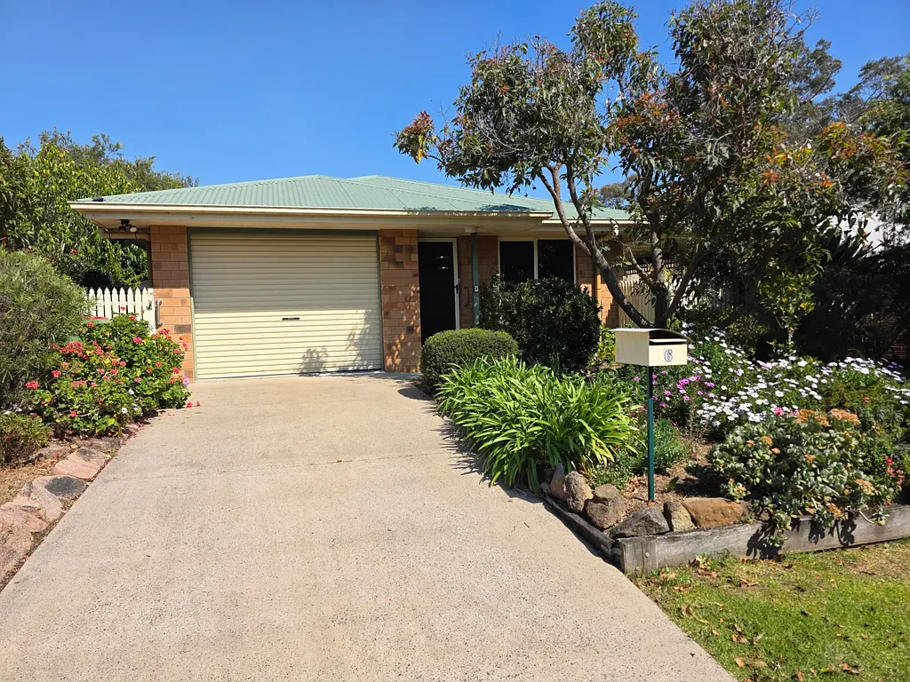Crows Nest 3બેડરૂમ Well-Maintained Brick Home in a Lovely Setting