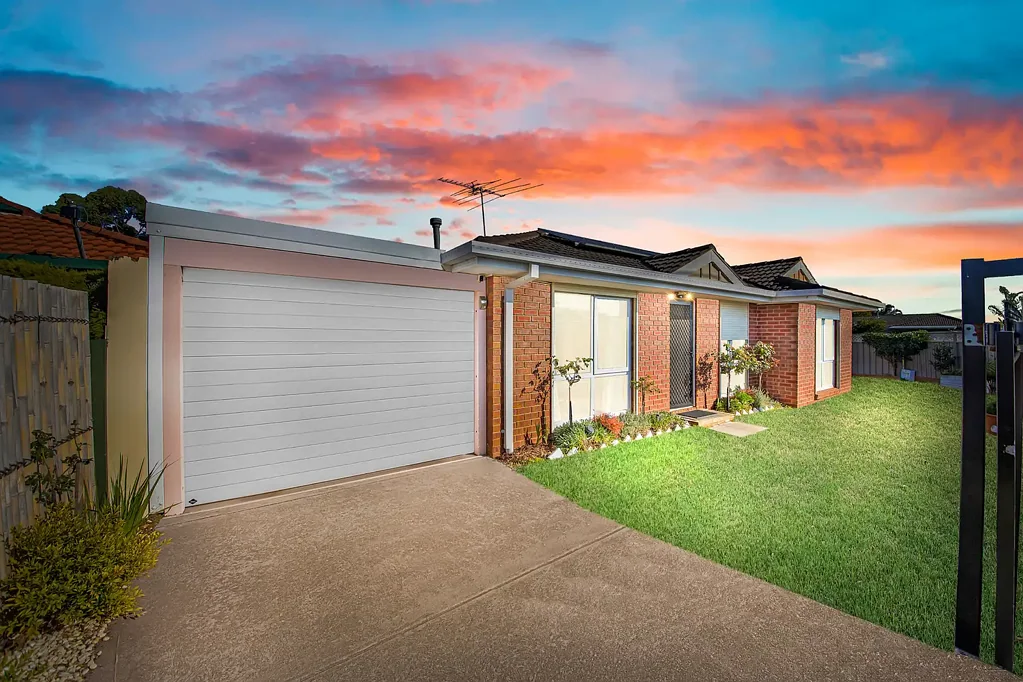 Home near the Schools, parks, Public Transport and Shopping centre!