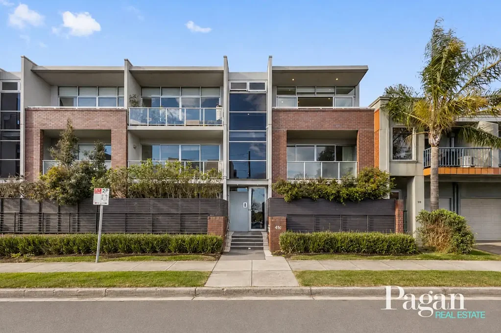 Elsternwick 2 Slaapkamer HUGE TWO-BEDROOM LIVING WITH BAY VIEWS & STATION-STEP CONVENIENCE