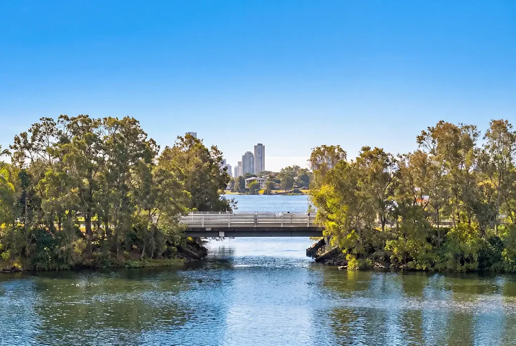 Varsity Lakes 3房  Elevated Living in Prime Location with Water, Skyline and Hinterland Views