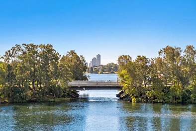 Varsity Lakes 3 Slaapkamer Elevated Living in Prime Location with Water, Skyline and Hinterland Views