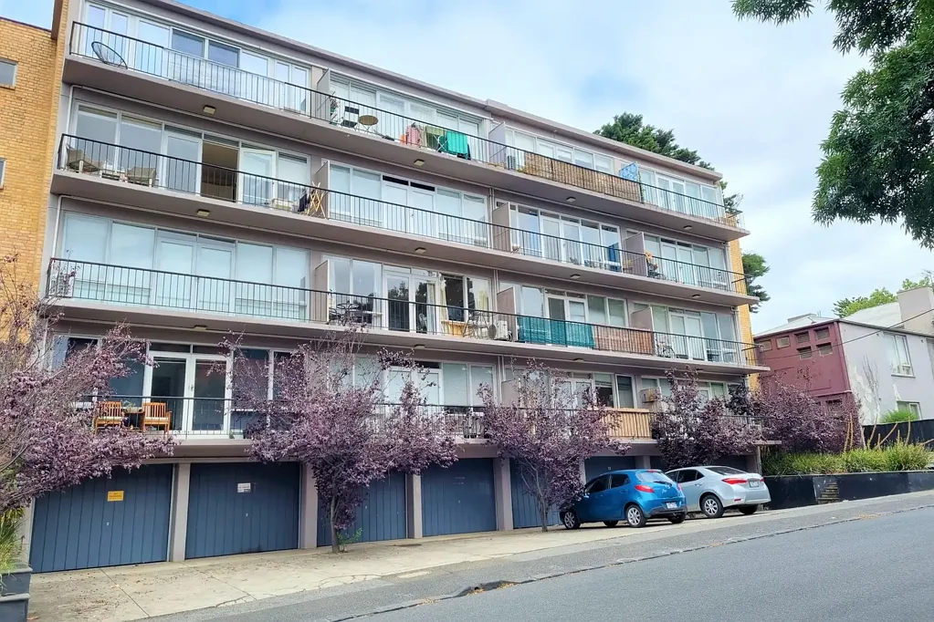 Great South Yarra studio opportunity with city views and walking distance to Botanic Gardens!