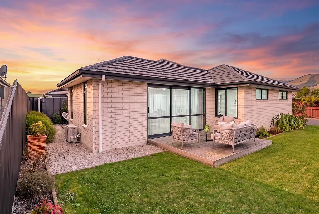 Aniseed Valley 2 Bedroom Modern Living & Prime Location!