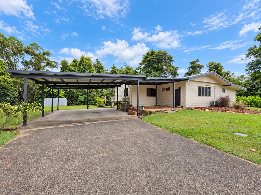 Tully 4ਬੈੱਡਰੂਮ Just Over an Acre with a Generous Deck & Flexible Living