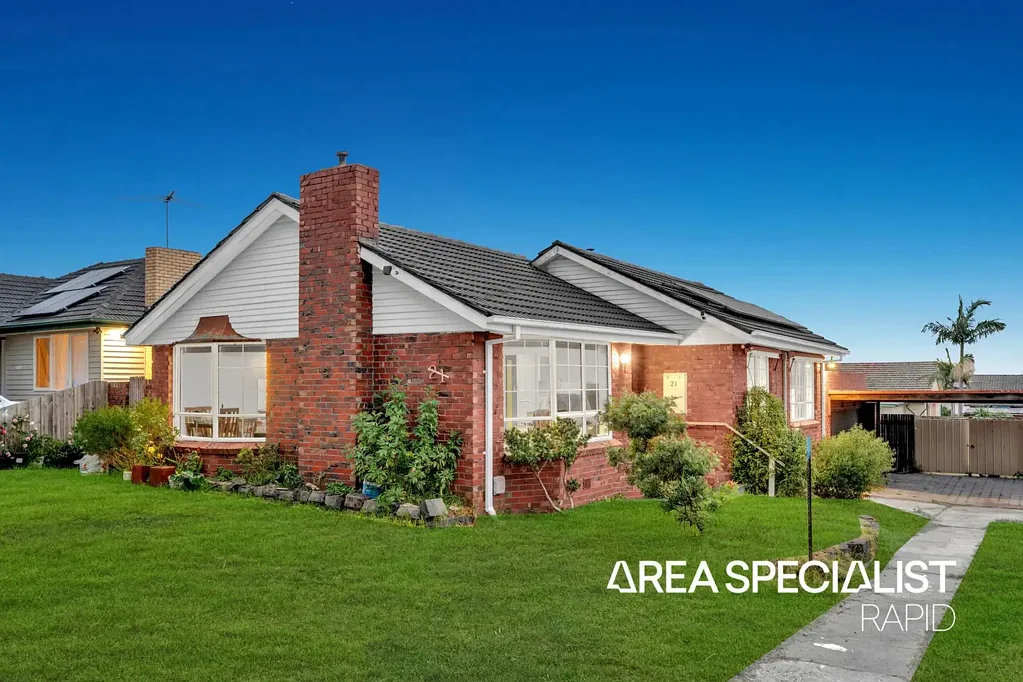 Doveton 3Kwarto Renovated home with outstanding potential. Approved plans and permits for a two-storey residence at the Back!