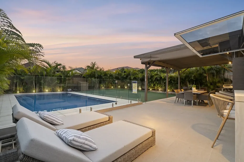 Chifley 5कमरा Modern Family Entertainer With New Renovations & a Tropical Poolside Paradise