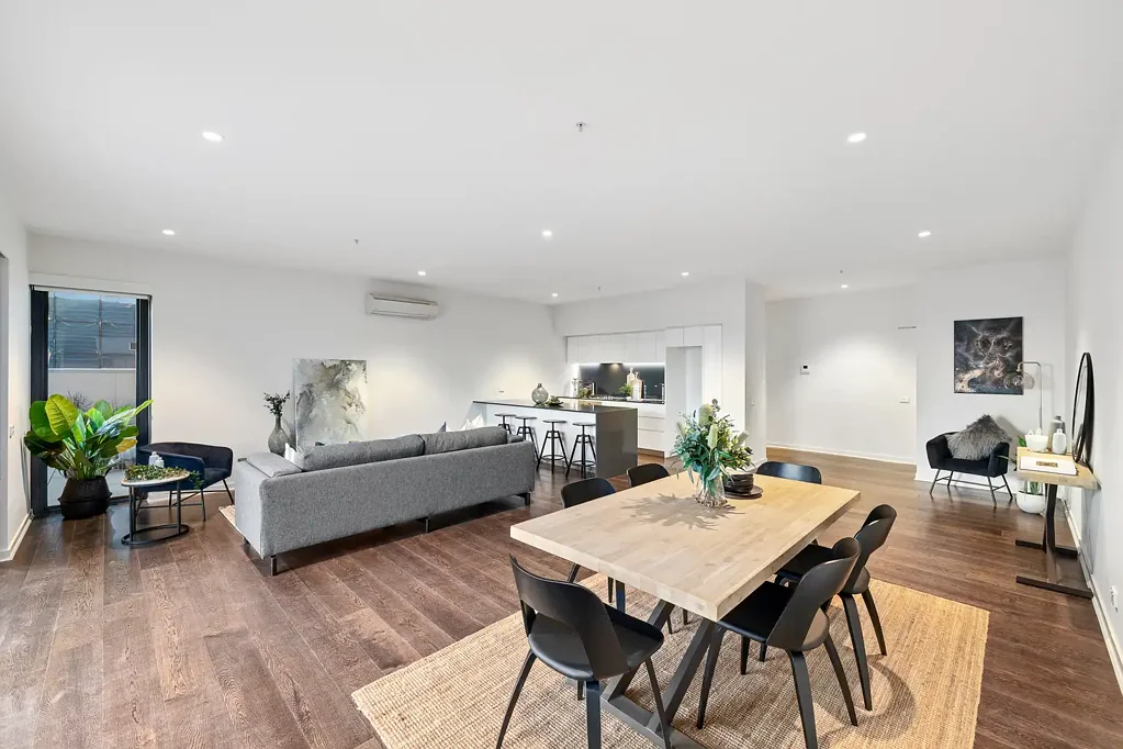 Melbourne 2 Bedroom Sophisticated City Living: Luxury Penthouse with Skyline Terrace