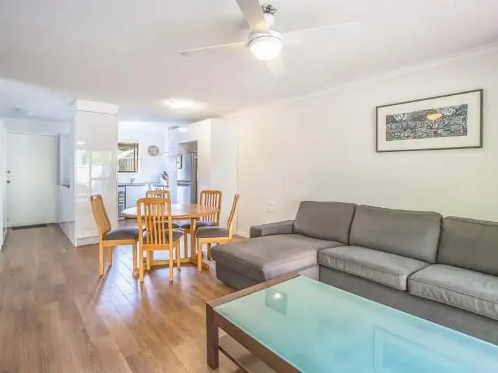 FURNISHED AND AN EASY WALK TO CENTRAL SOUTHPORT AND TRANSPORT