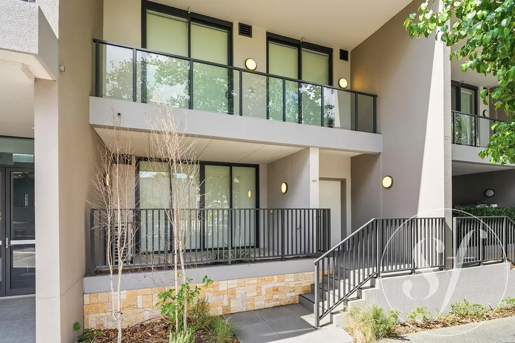 SPACIOUS TWO-LEVEL LIVING IN A PRIME LOCATION