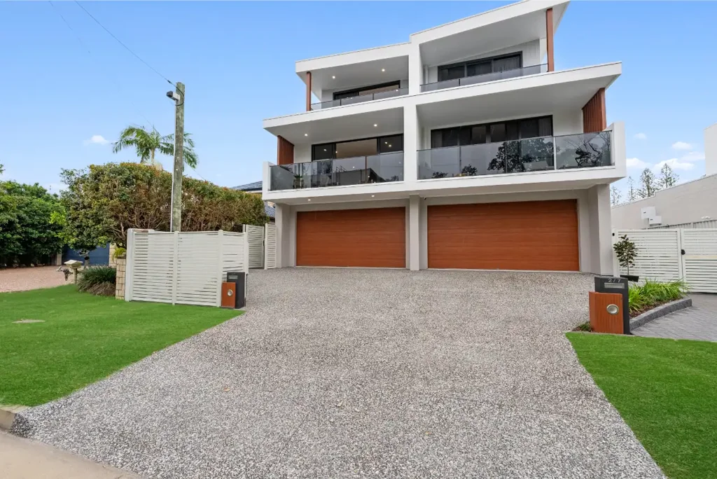 Hollywell 3房  Brand New Luxury Duplex – Just 50 metres to the Broadwater
