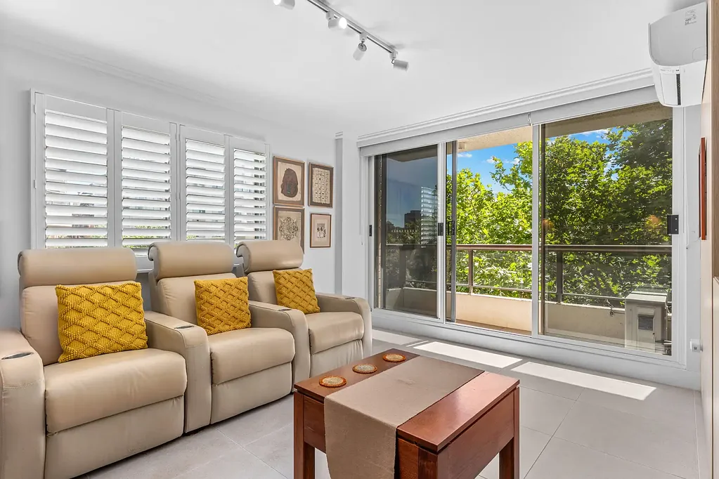 Potts Point 2બેડરૂમ Light-Filled Urban Sanctuary with Leafy Outlook & Modern Finishes