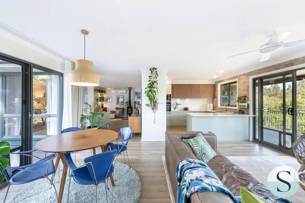 Belmont North 5房  It’s like stepping into a magazine, an editorial piece brought to life. Reserve Outlooks, One Level Main Living, Studio Potential, Room For The Toys!