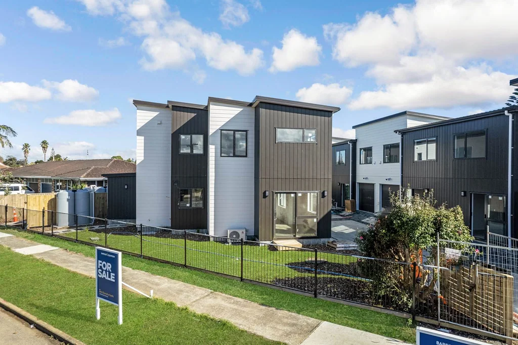 Papatoetoe 3Moenga It's Steal ! 3 Bedrooms. 2.5 Bathroom, 1 Garage