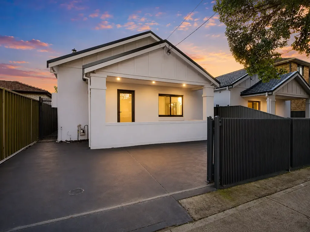 Campsie 8બેડરૂમ Rare Side-by-Side Opportunity - Buy One or Secure Both on Approx. 1012sqm