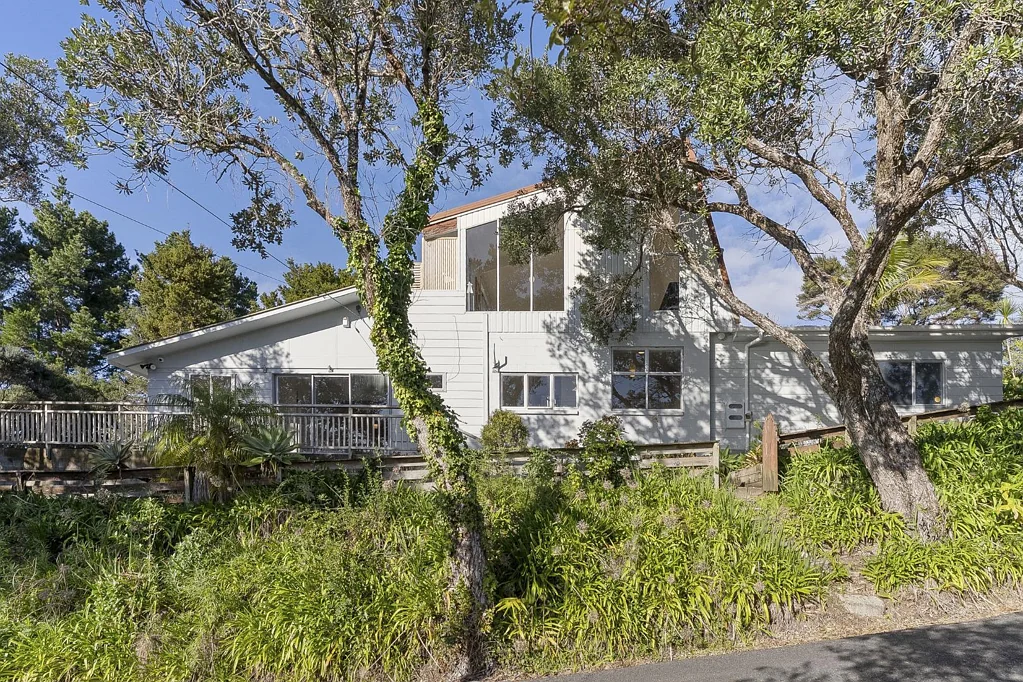 Coastal living with stunning views in Mahurangi West