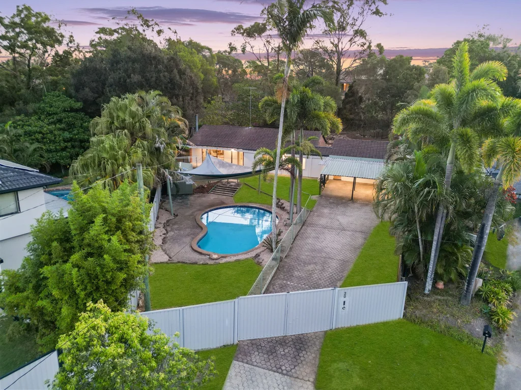 Springwood 3 Bedroom Private Tropical Family Retreat on 1,050m2