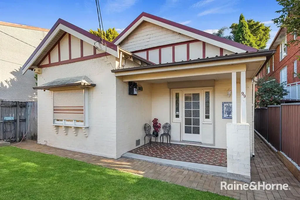 Earlwood 3房 加州平房魅力 442.6㎡平地 三卧宽敞 现代厨卫 多个户外区 前门公交 近学近园 Outstanding Value in a Beautifully Maintained Character Home