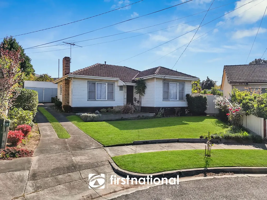 Dandenong 4房 市中心以东 645m²地块 STCA潜力 硬木地板 双车库工作室 Elevated corner location
