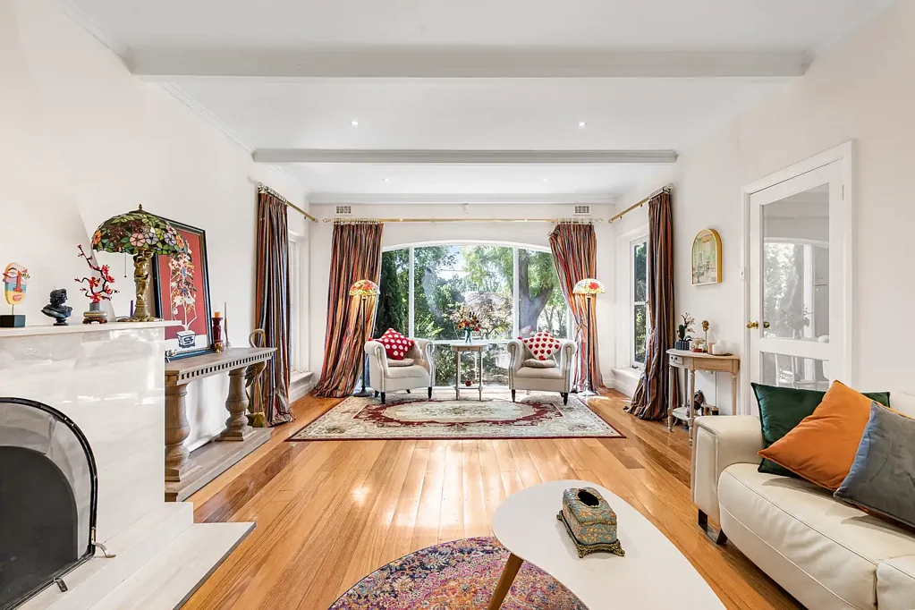 Balwyn North 5房  Elegant Riverside Living with Breathtaking Views