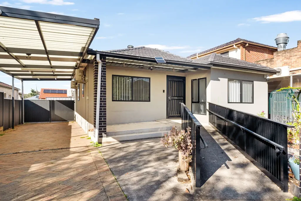 Sefton 4Habitaciones Fully Renovated Family Home with Granny Flat Potential