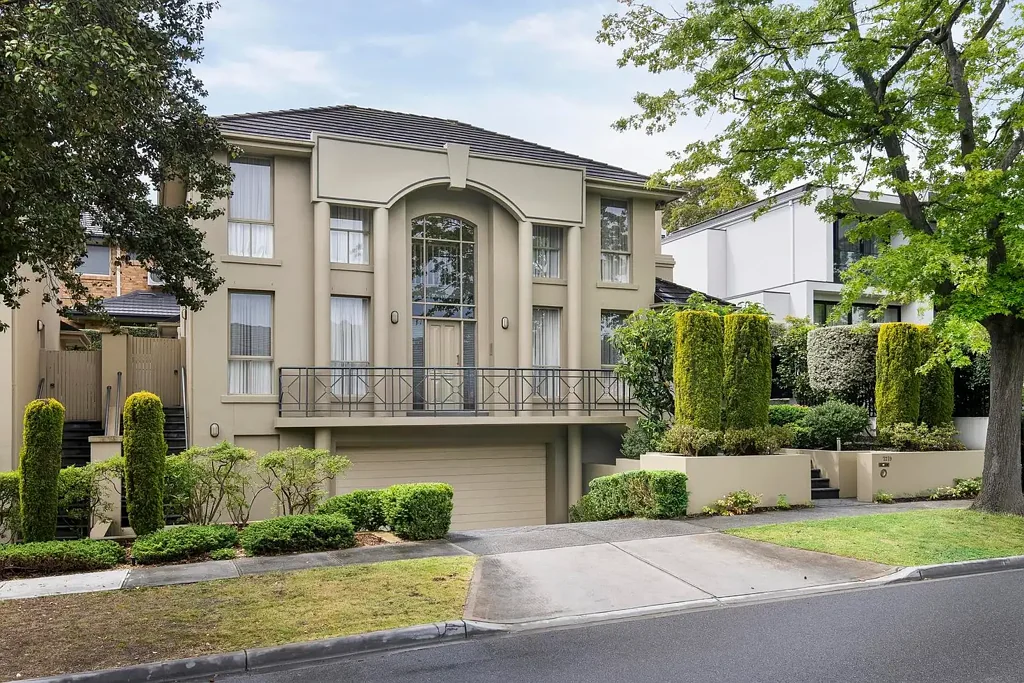 Glen Iris 3房 Cusdin街朝北景观 双层宽敞空间 花岗岩岛台 主卧套间 浴室带水疗 车位充足 近Ferndale Park 学校 交通便捷 A Model Of Modern Excellence