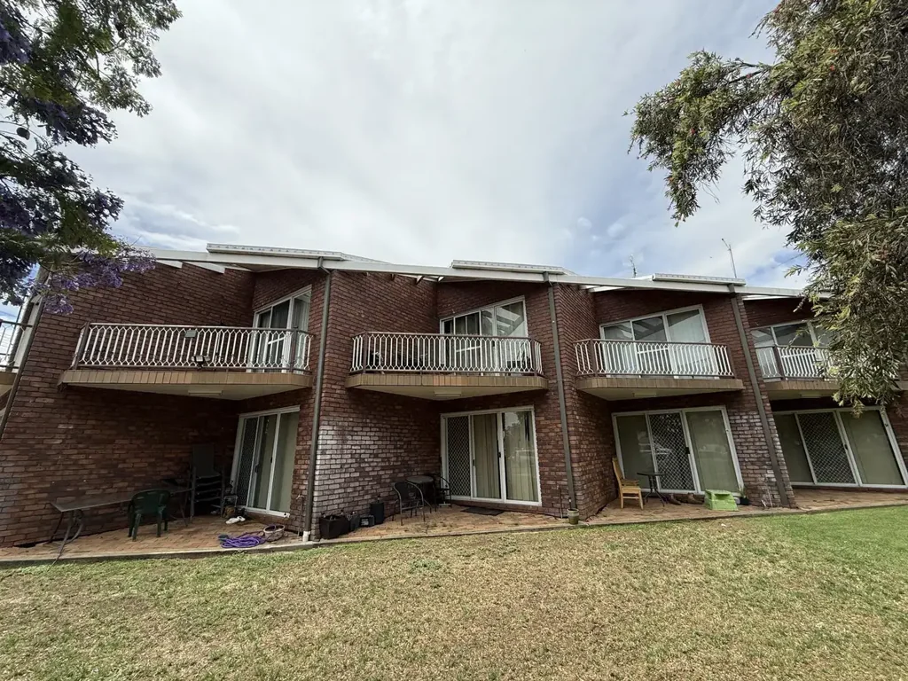 2 BEDROOM BRICK UNIT WITH LOCKUP GARAGE