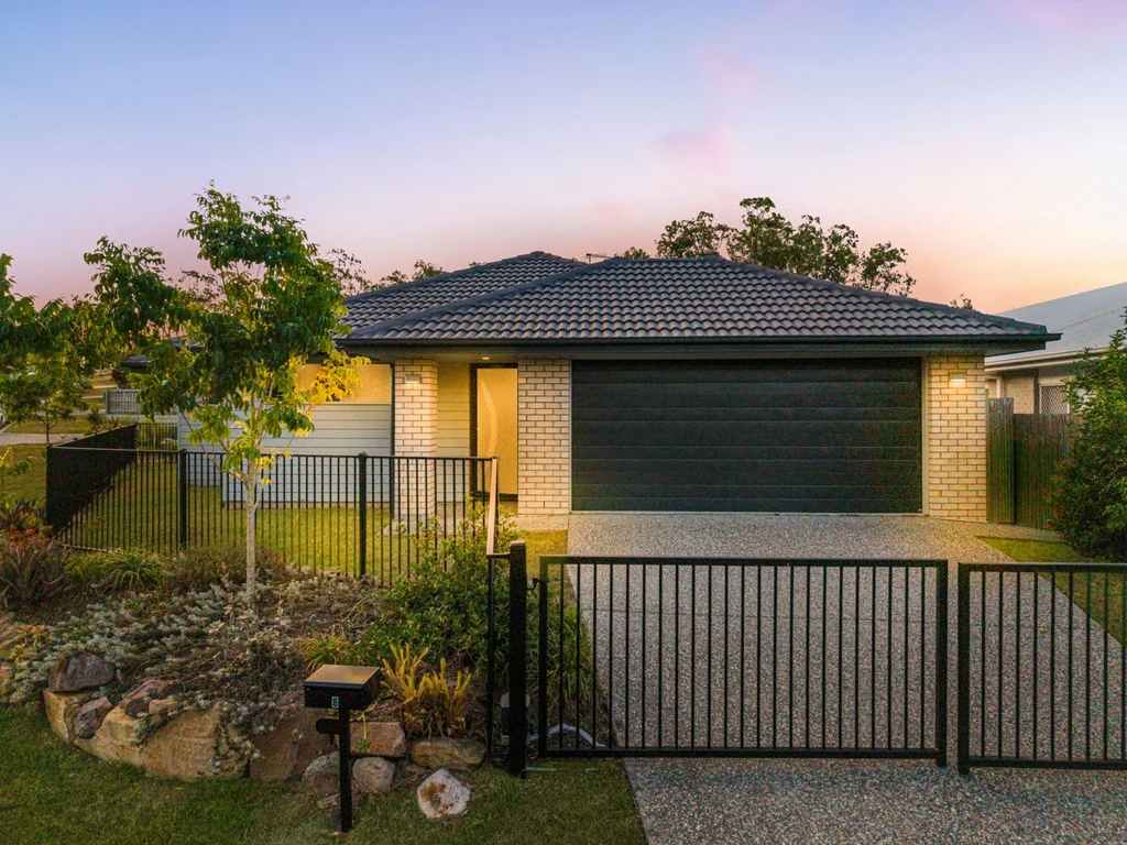 Collingwood Park 3 Bedroom Modern 3-bed Duplex Villa in Parkland Setting