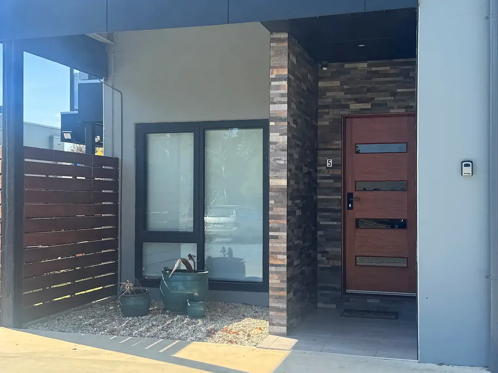 Charming 2 Bedroom, 2 Bathroom Unit in the Heart of Tatura - Fully Furnished