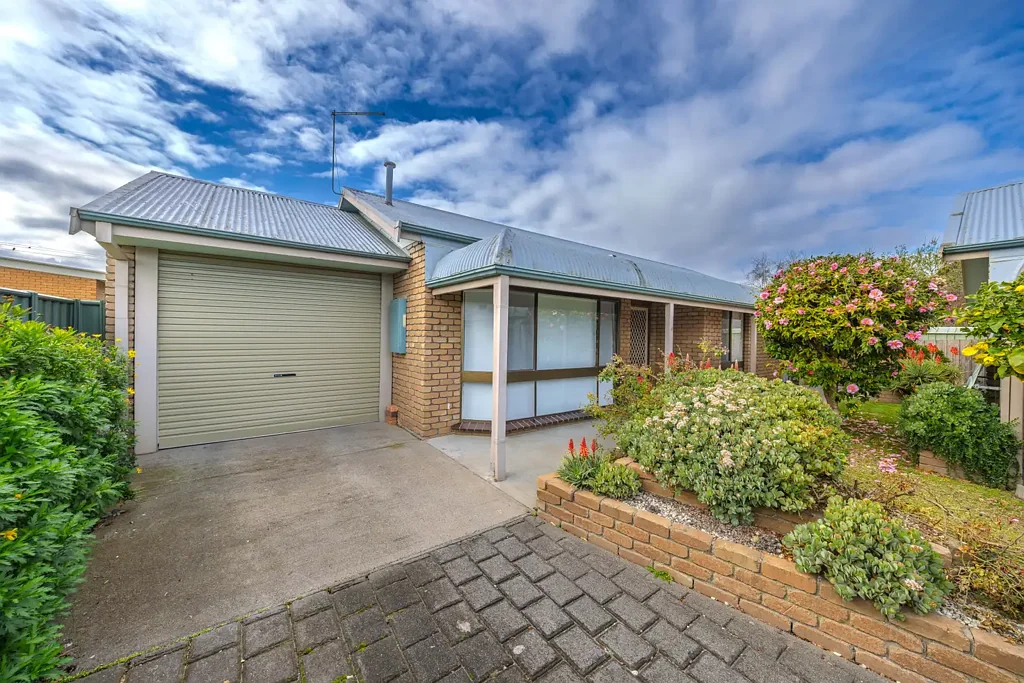 Sale 3 Bedroom MODERN & LOW MAINTENANCE LIVING