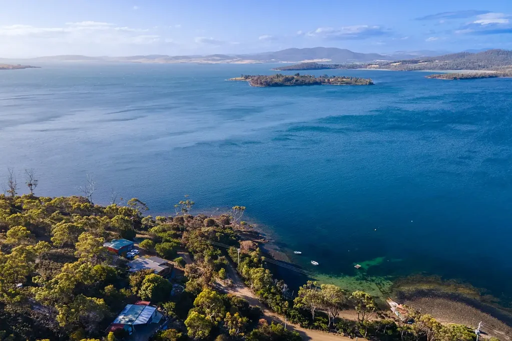 Murdunna 4침실 Just over 3 acres, North-Facing Waterfront Escape Approved for 2 titles